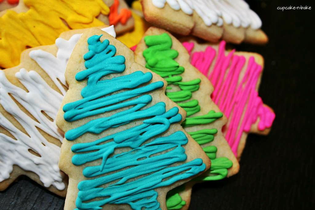 Electric Christmas Trees via @cupcake_n_bake #holidays #cookies