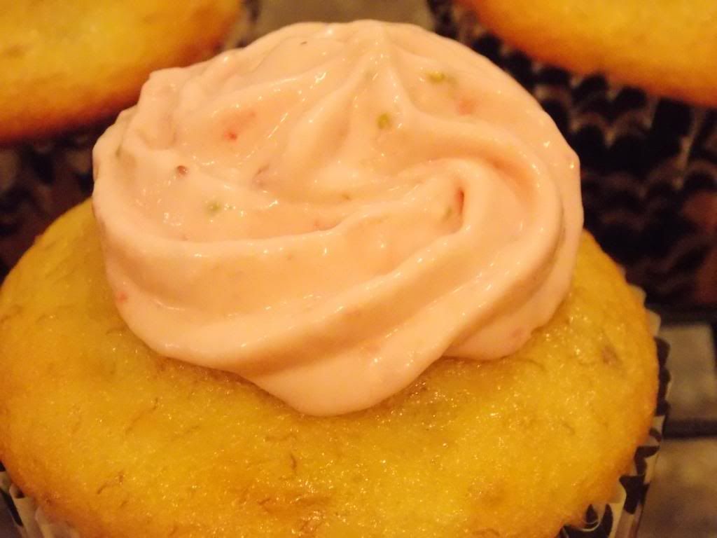 Strawberry Banana Cupcakes via @cupcake_n_bake