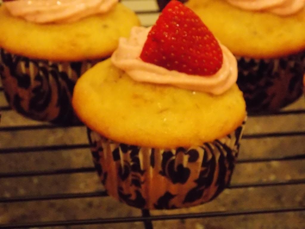 Strawberry Banana Cupcakes via @cupcake_n_bake