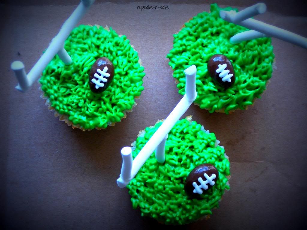  Super Bowl Cupcakes via @cupcake_n_bake #football #party #biggame