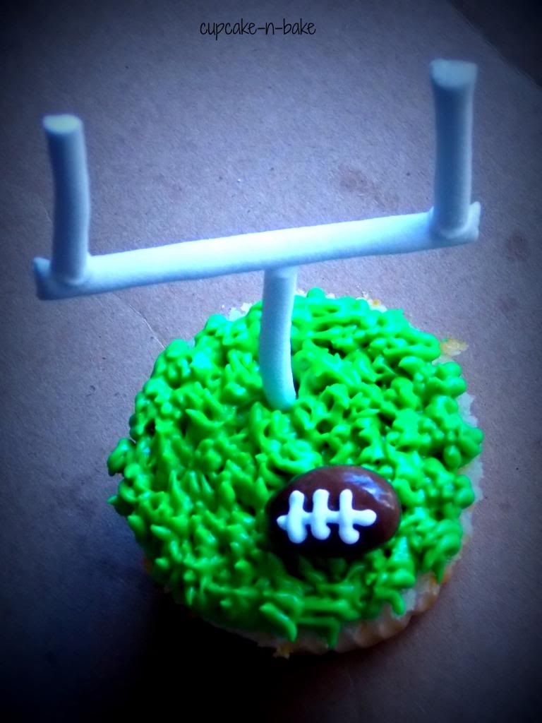  Super Bowl Cupcakes via @cupcake_n_bake #football #party