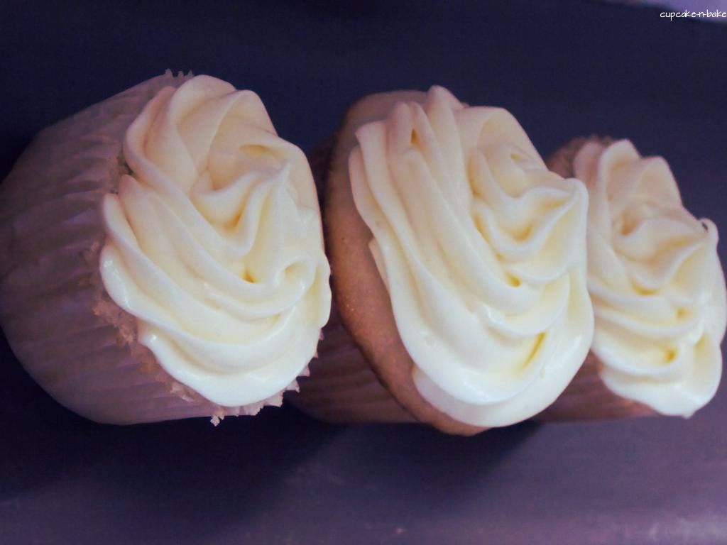 orange cupcakes with orange cream cheese icing photo Orange Dream Cupcakes by @cupcake_n_bake #creamsicle