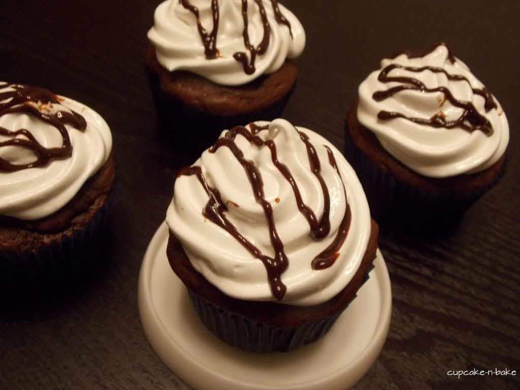  Hot Fudge Cupcakes ft. Banana Marshmallow Creme Frosting by @cupcake_n_bake #cupcakes #hotfudge