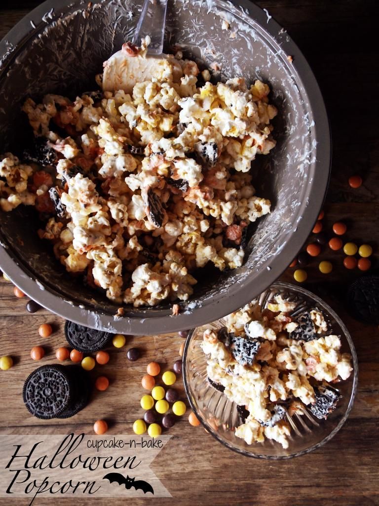Halloween Popcorn via @cupcake_n_bake #halloween #reesespieces #oreos #snackage