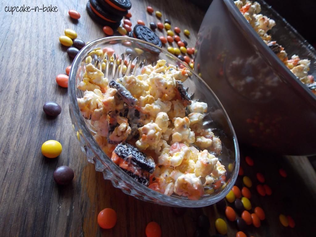 Halloween Popcorn via @cupcake_n_bake #halloween #snackage #reesespieces #oreos