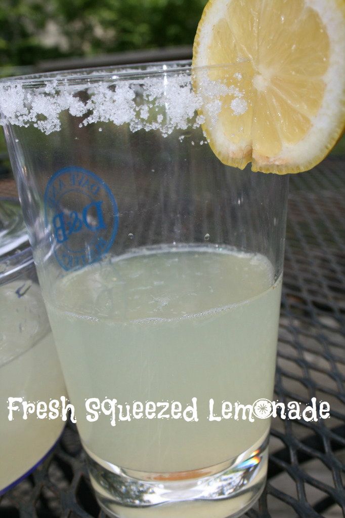  Easy and Different Fresh Squeezed Lemonade via @cupcake_n_bake. Must Try! #summer #lemonade