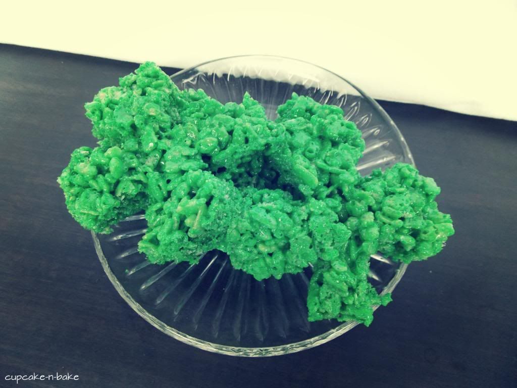  Shamrock Cereal Bars for St. Patty's Day from @cupcake_n_bake #stpattysday