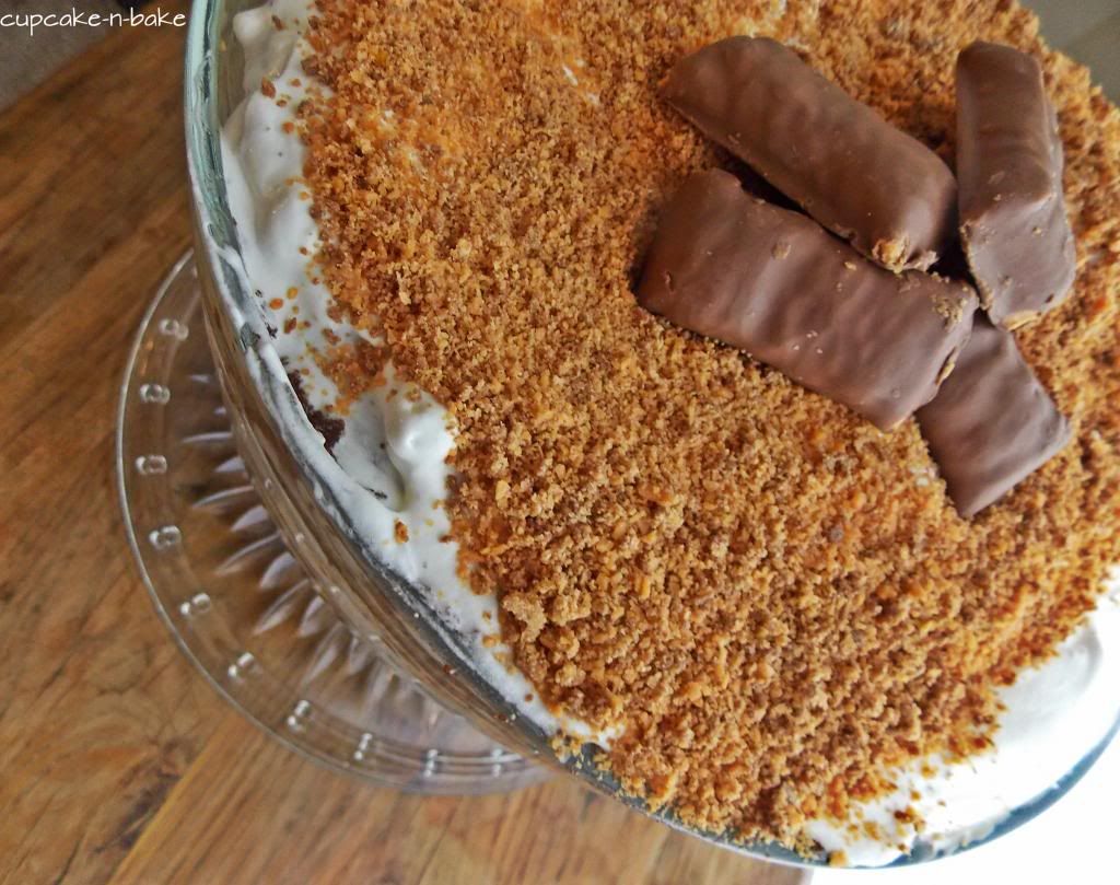 Ooey-Gooey Butterfinger Trifle via @cupcake_n_bake #recipe #butterfinger #cake