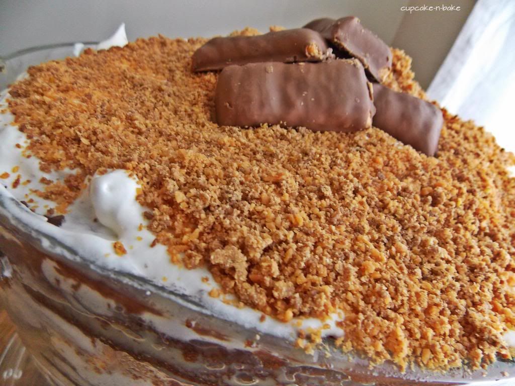  Ooey-Gooey Butterfinger Trifle via @cupcake_n_bake #recipe #cake #butterfinger