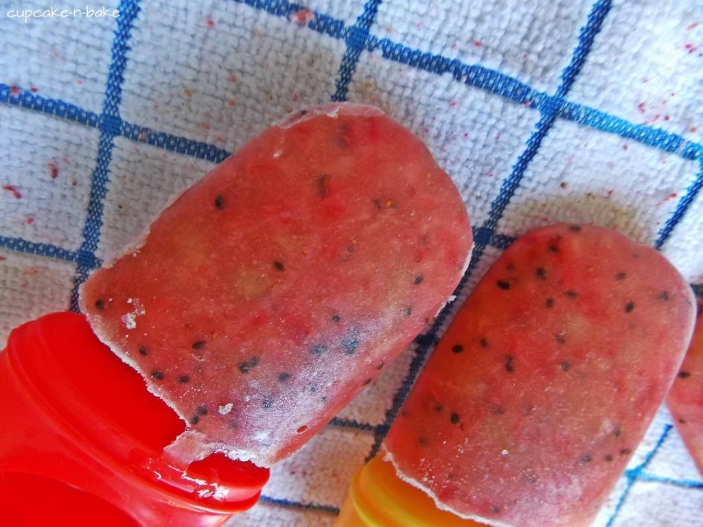  Strawberry Kiwi Popsicles via @cupcake_n_bake #summer #fruity